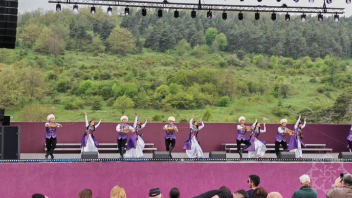 “Xarıbülbül” festivalı: Cıdır düzündə qardaş xalqların musiqi və rəqs bayramı 